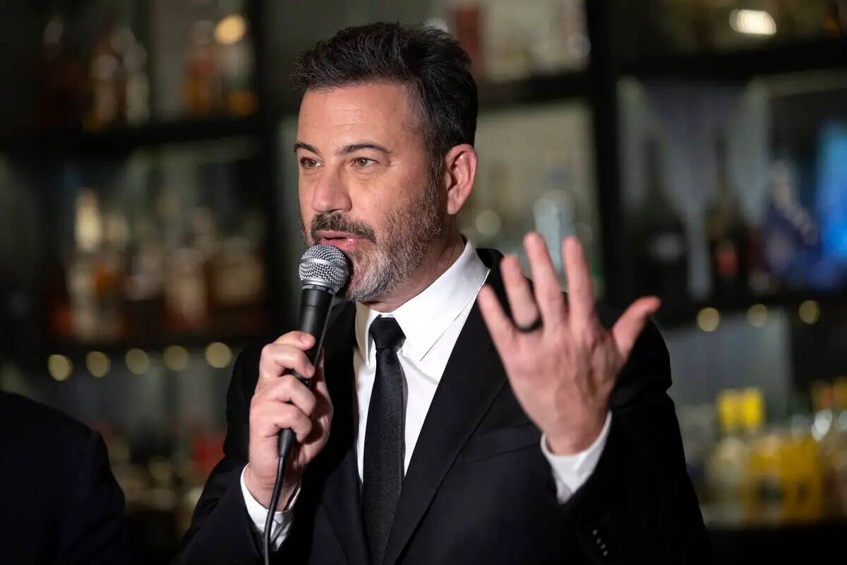 Jimmy Kimmel habla a una multitud durante un evento de reapertura de su local Jimmy Kimmel's Co ...