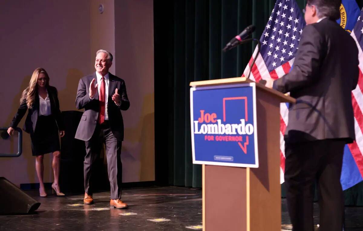 El gobernador electo de Nevada, Joe Lombardo, llega con su esposa Donna Lombardo para dar un di ...