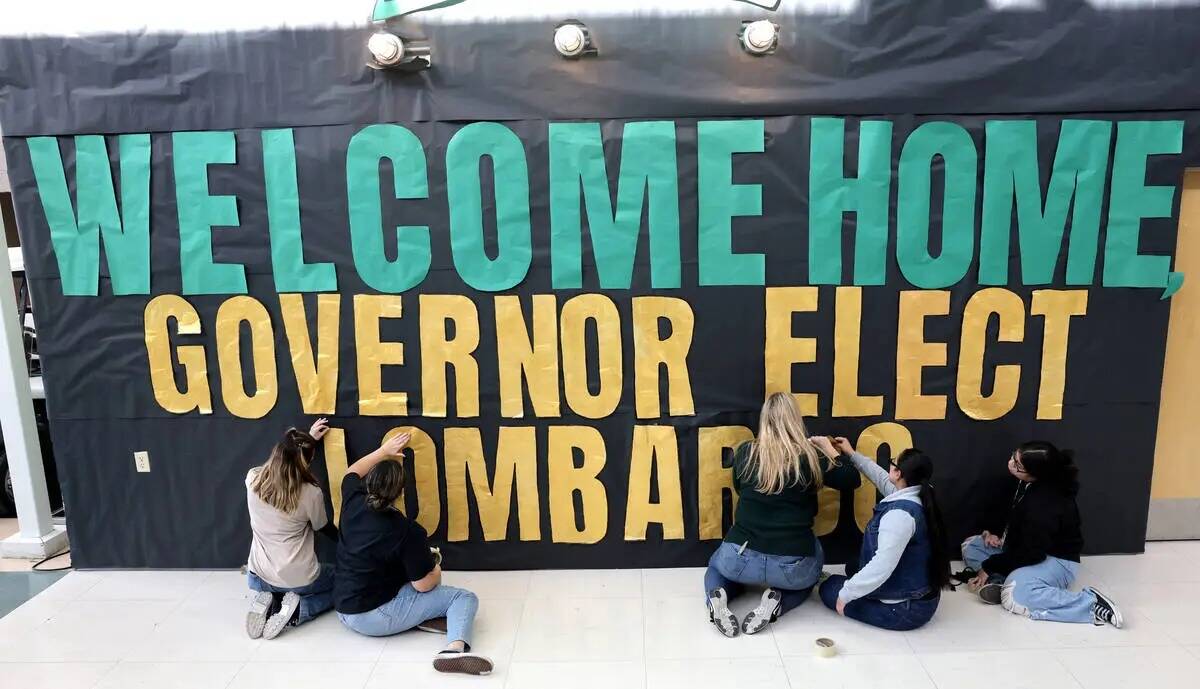Los estudiantes hacen una pancarta para el gobernador electo de Nevada, Joe Lombardo, antes de ...