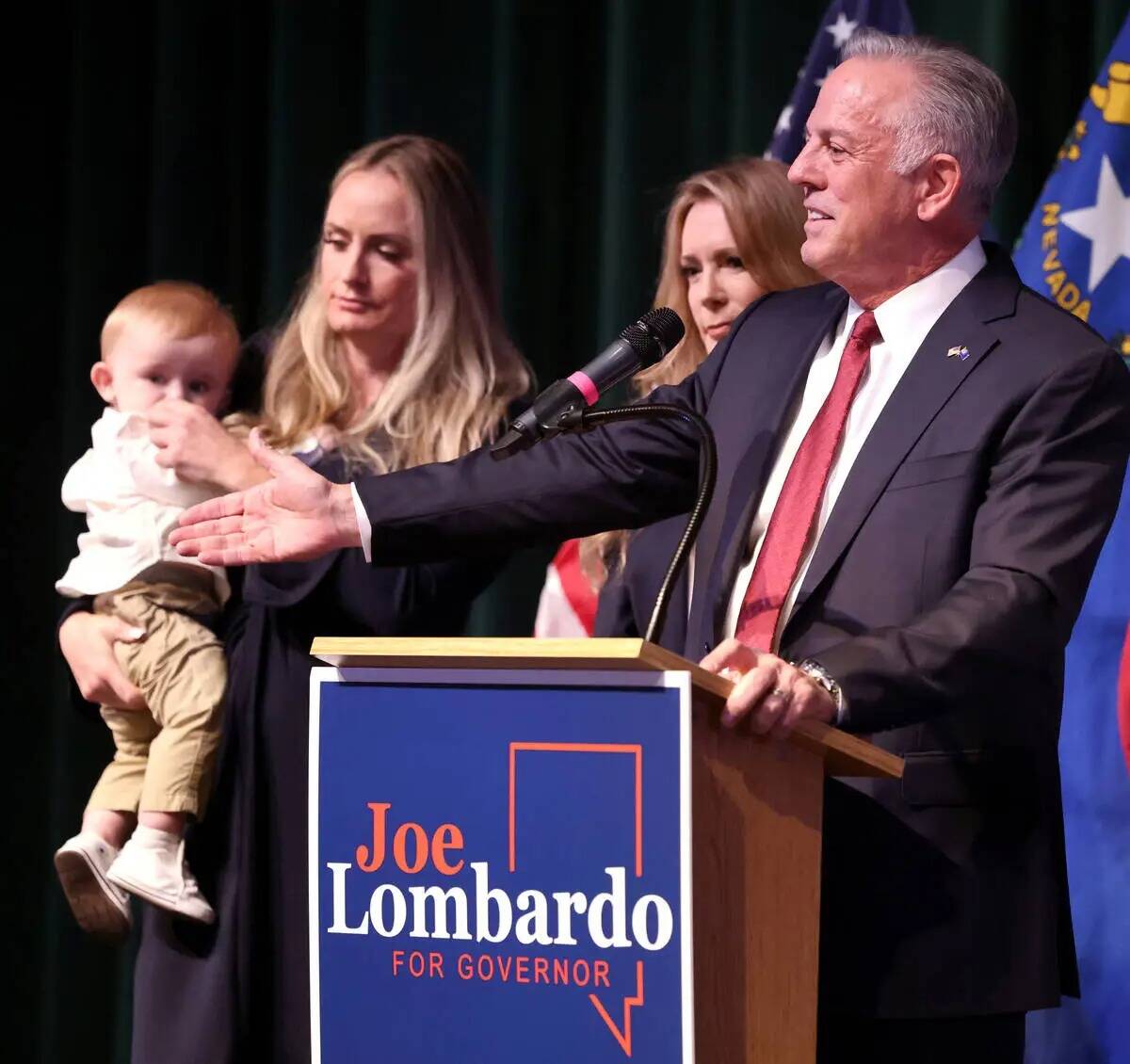 El gobernador electo de Nevada, Joe Lombardo, da un discurso de victoria en su alma mater, Ranc ...