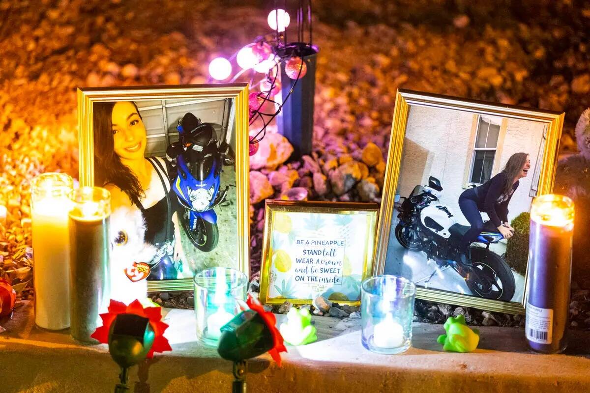 Artículos dejados en memoria en la escena de una vigilia donde la motociclista de 28 años Rhi ...