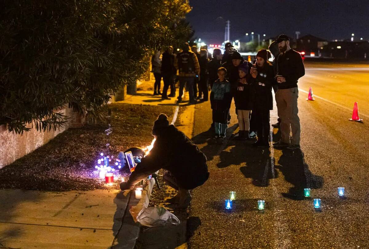 Familiares y amigos colocan velas en la escena de una vigilia donde la motociclista de 28 años ...