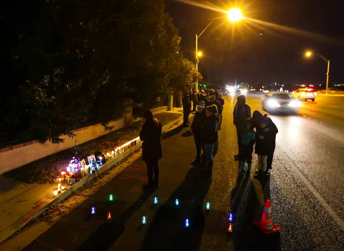 Familiares y amigos colocan velas en la escena de una vigilia donde la motociclista de 28 años ...