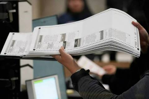 Un trabajador electoral procesa las boletas en el Departamento Electoral del Condado Clark, el ...