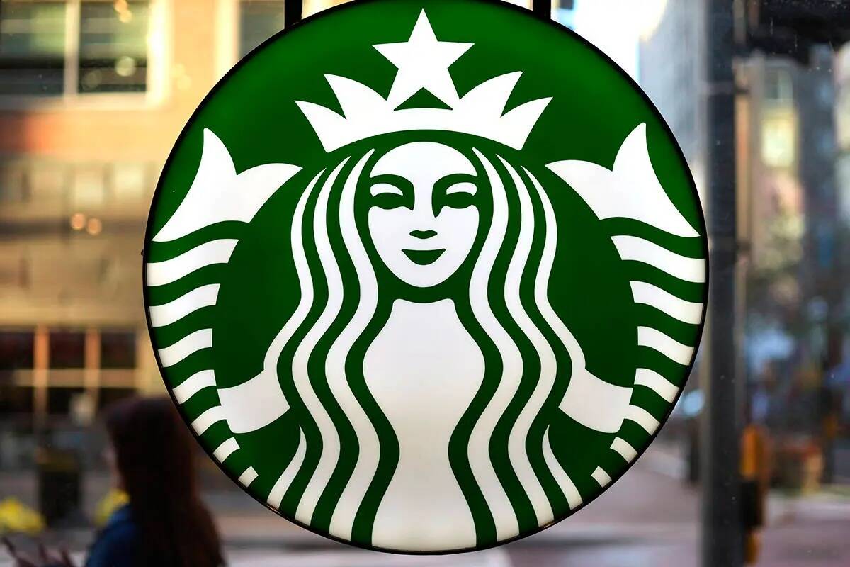 Los baristas y los trabajadores del servicio de un Starbucks de Las Vegas presentaron una petic ...