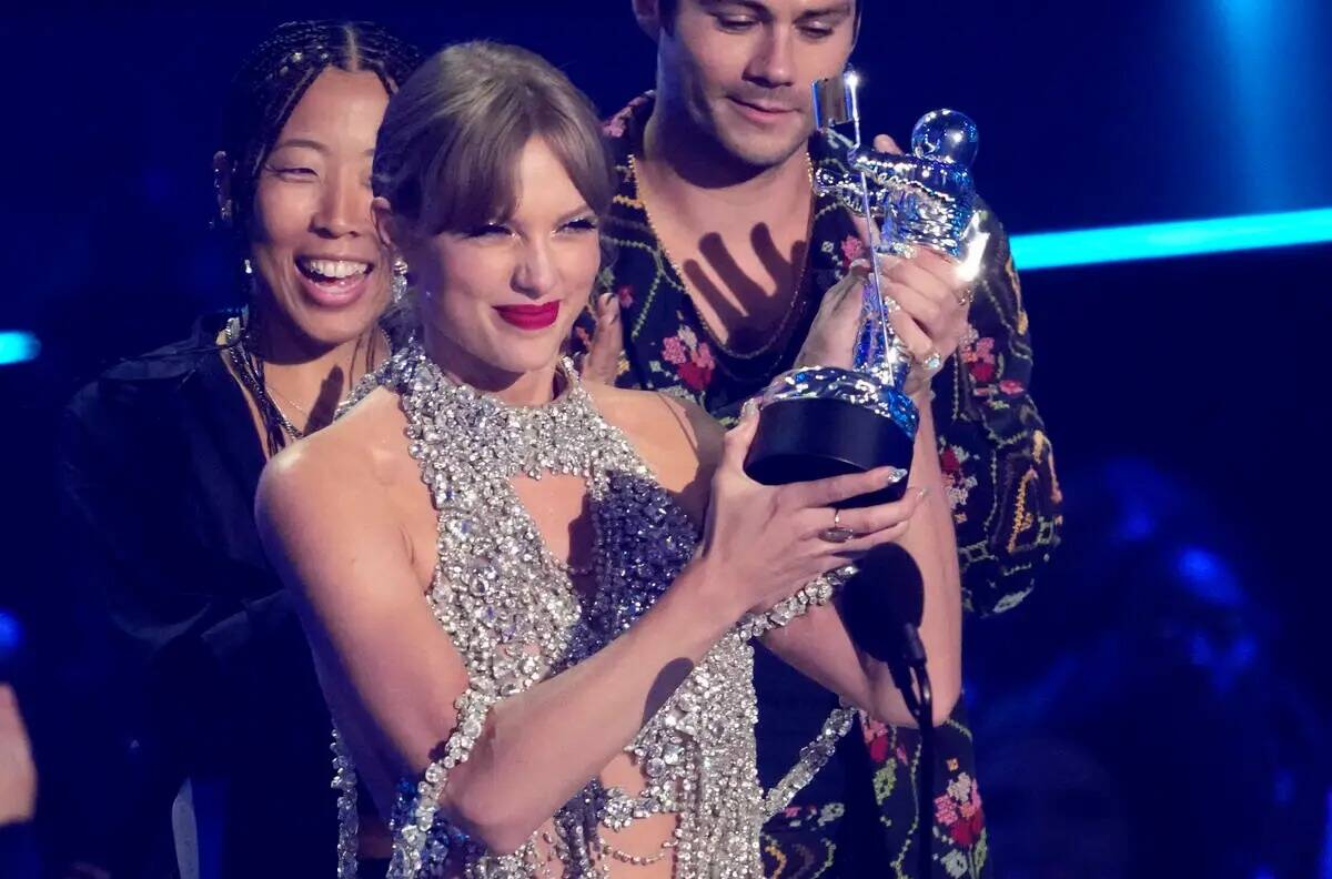 Taylor Swift acepta el premio al mejor video de formato largo por "All Too Well (10 Minute Vers ...