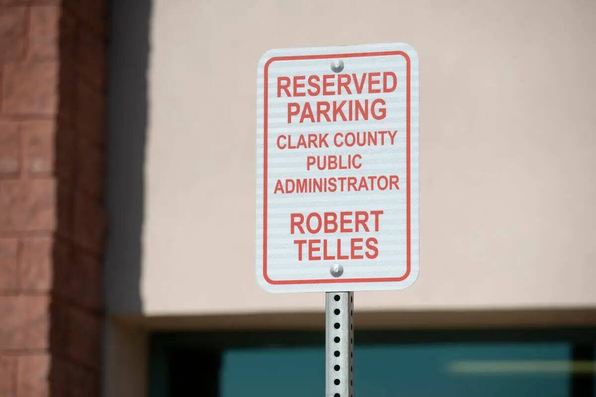En septiembre, antes de su arresto, Robert Telles tenía un espacio de estacionamiento en la of ...