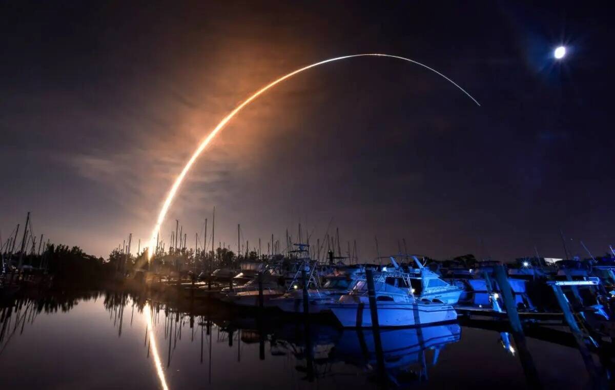 El nuevo cohete lunar de la NASA despega del Kennedy Space Center en Cabo Cañaveral, la mañan ...