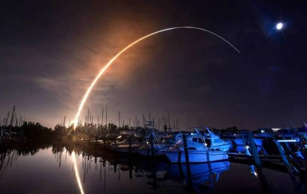 El nuevo cohete lunar de la NASA despega del Kennedy Space Center en Cabo Cañaveral, la mañan ...