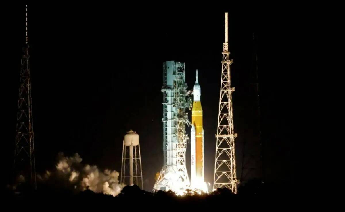 El nuevo cohete lunar de la NASA despega de la plataforma de lanzamiento 39-B de Kennedy Space ...