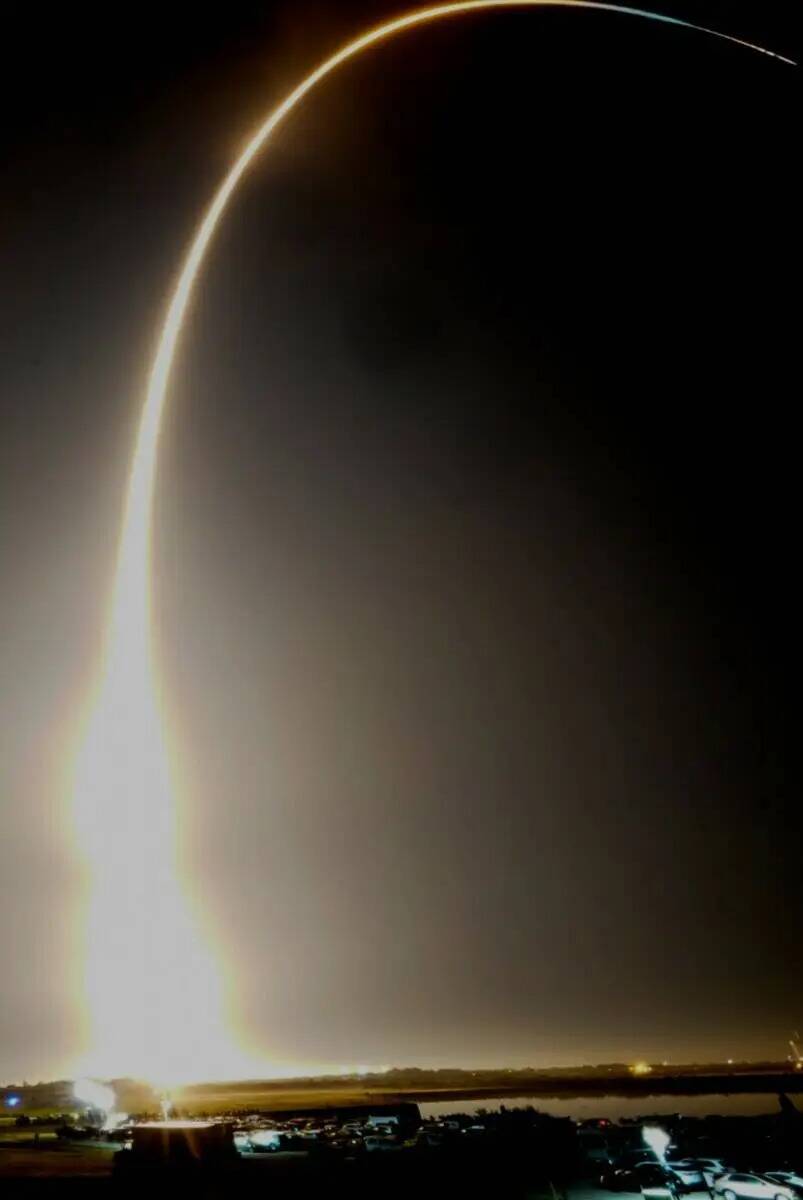 El nuevo cohete lunar de la NASA despega de la plataforma de lanzamiento 39B de Kennedy Space C ...