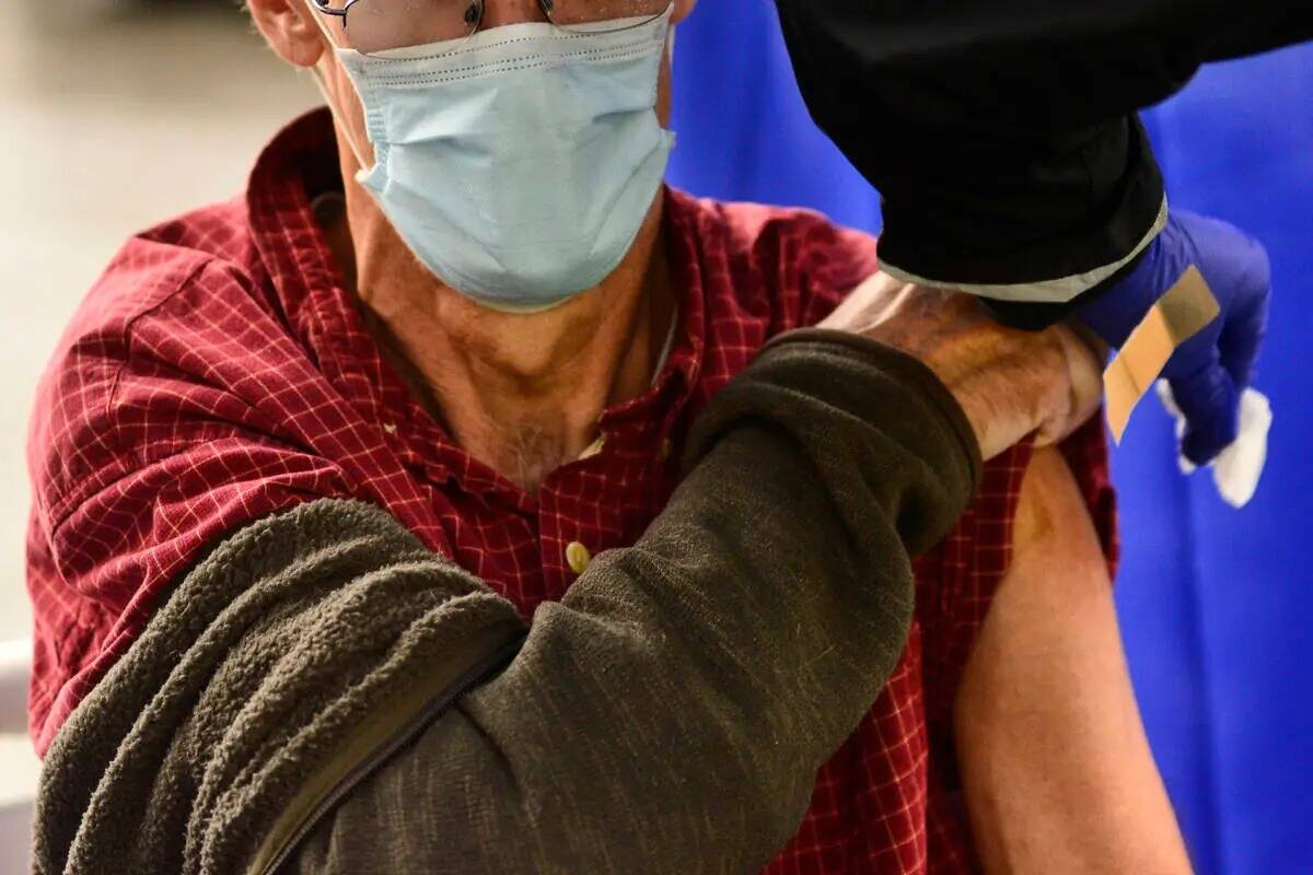 Un hombre recibe la vacuna contra la influenza en Brattleboro, Virginia, el martes 26 de octubr ...
