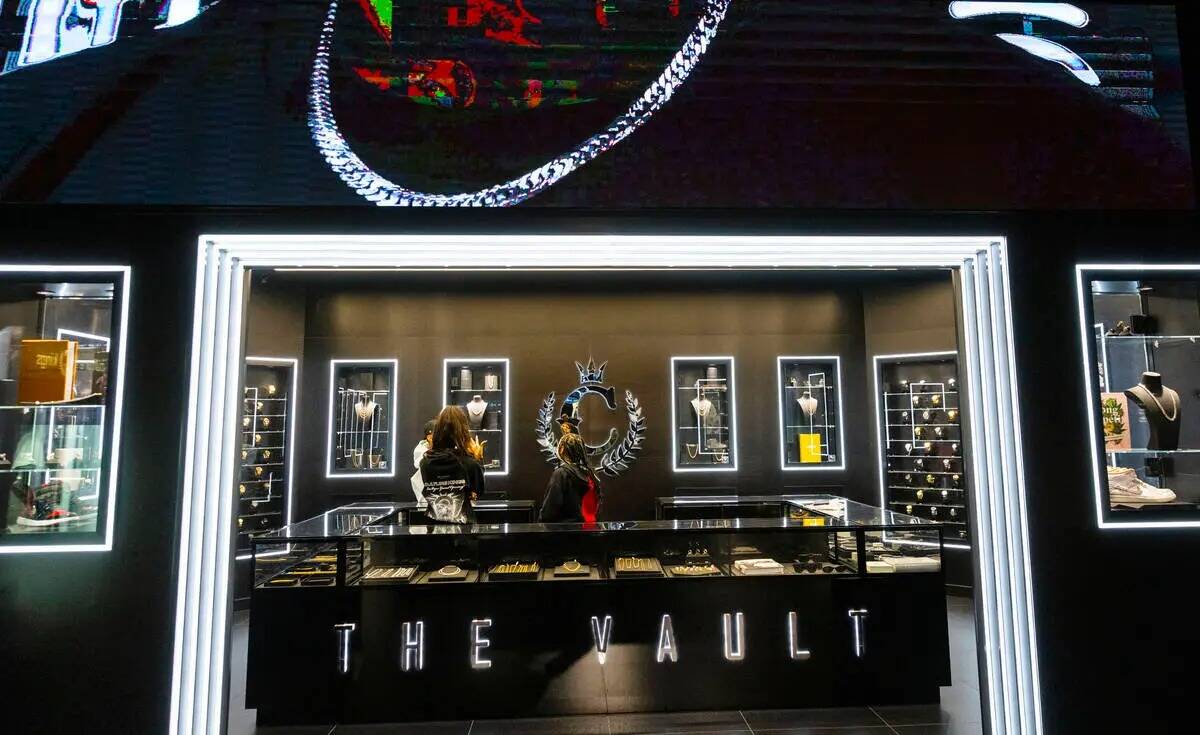 The Vault, donde se exponen los accesorios de lujo de Culture Kings, se muestra en Culture King ...