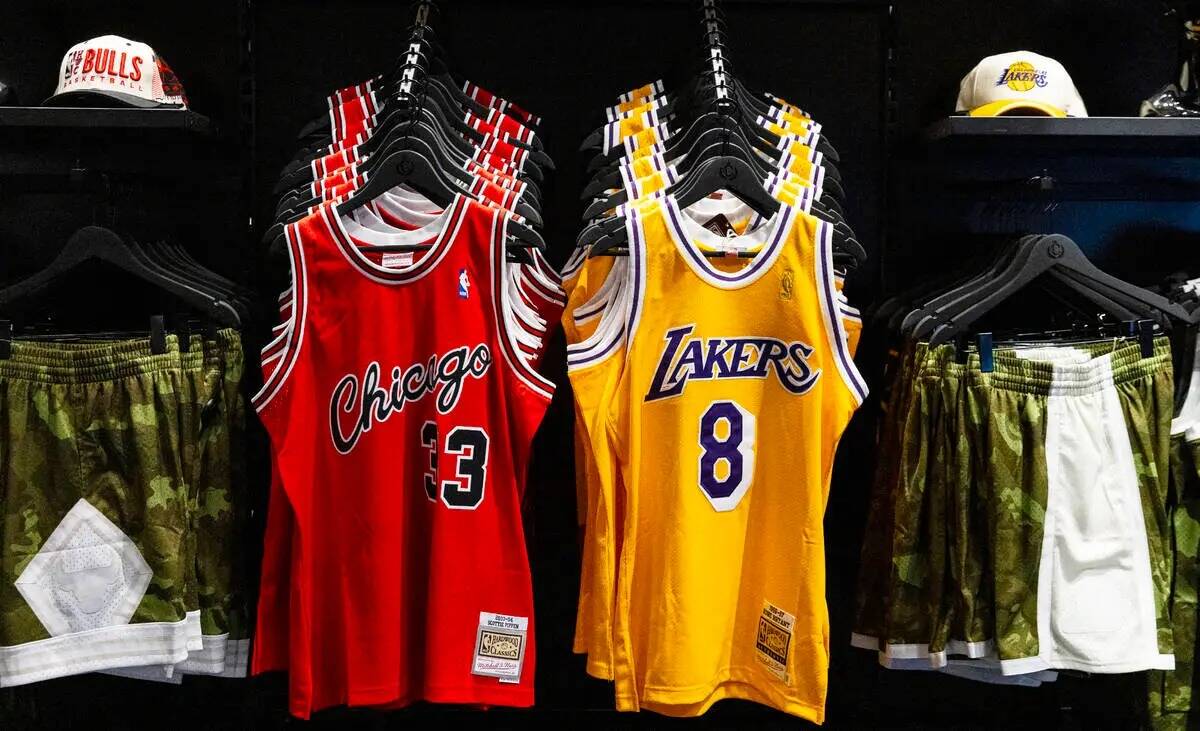 La mercancía de los equipos de la NBA se exhibe en Culture Kings en Forum Shops at Caesars, el ...