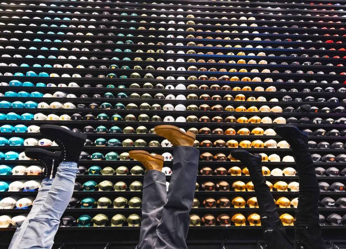 Una pared de gorras de 75 pies se muestra en Culture Kings en Forum Shops at Caesars, el lunes ...
