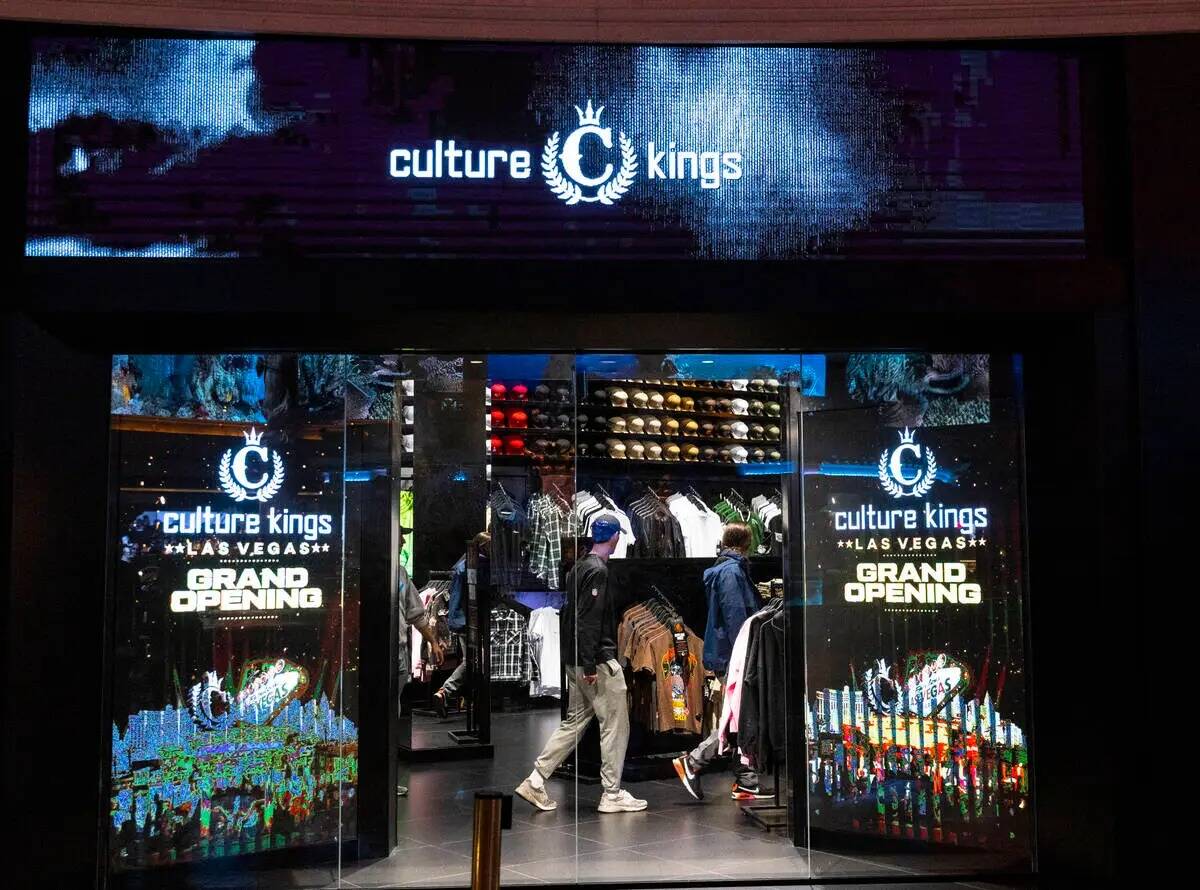 Los clientes compran en Culture Kings en Forum Shops at Caesars, el lunes 14 de noviembre de 20 ...