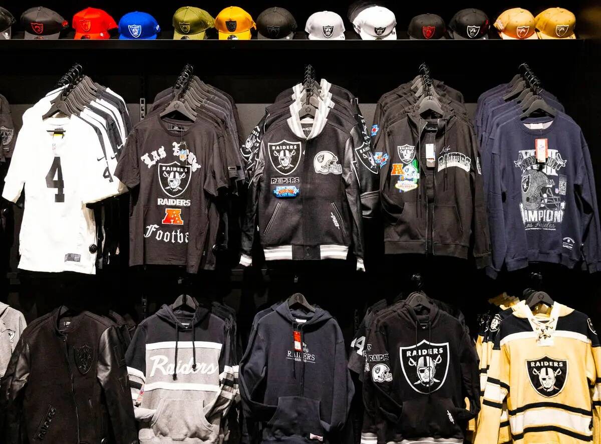 La mercancía de los equipos de la NFL se exhibe en Culture Kings en Forum Shops at Caesars, el ...