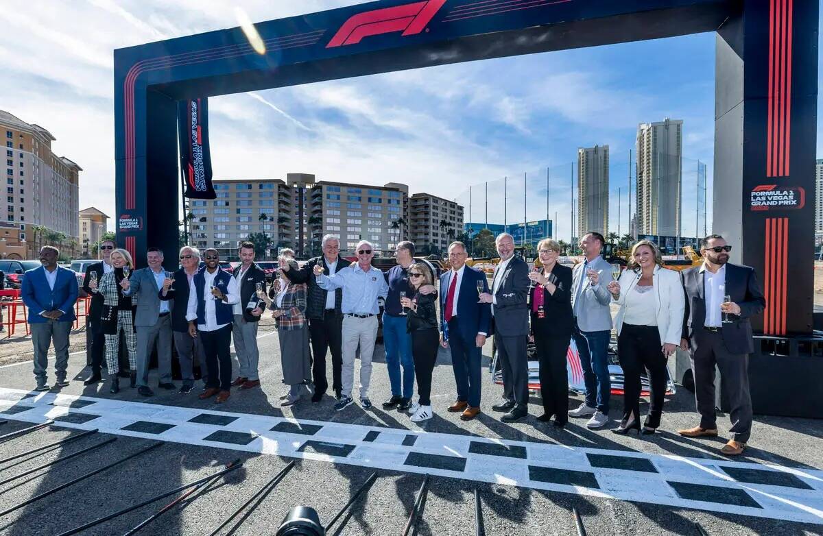 Los dignatarios e invitados del Grand Prix de Las Vegas de Fórmula Uno comparten un brindis co ...