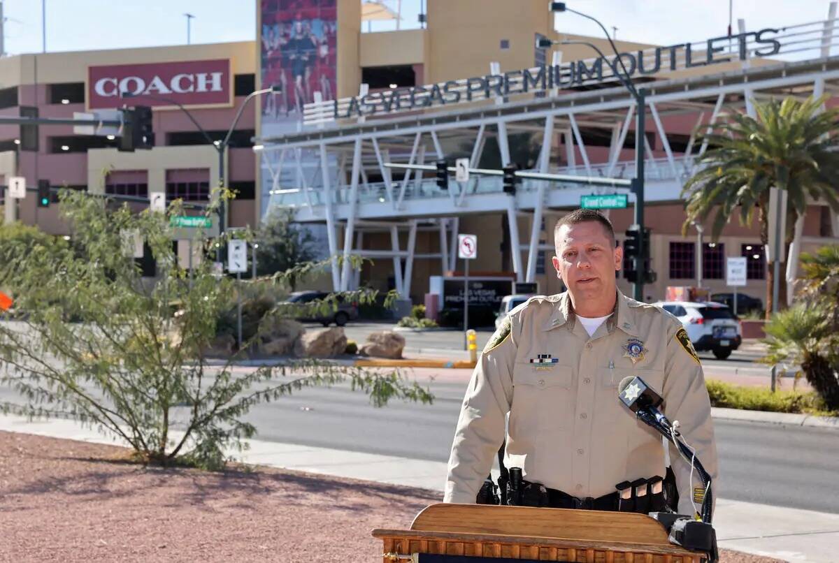 El capitán de la policía de Las Vegas, David Sims, habla sobre la seguridad en las compras de ...