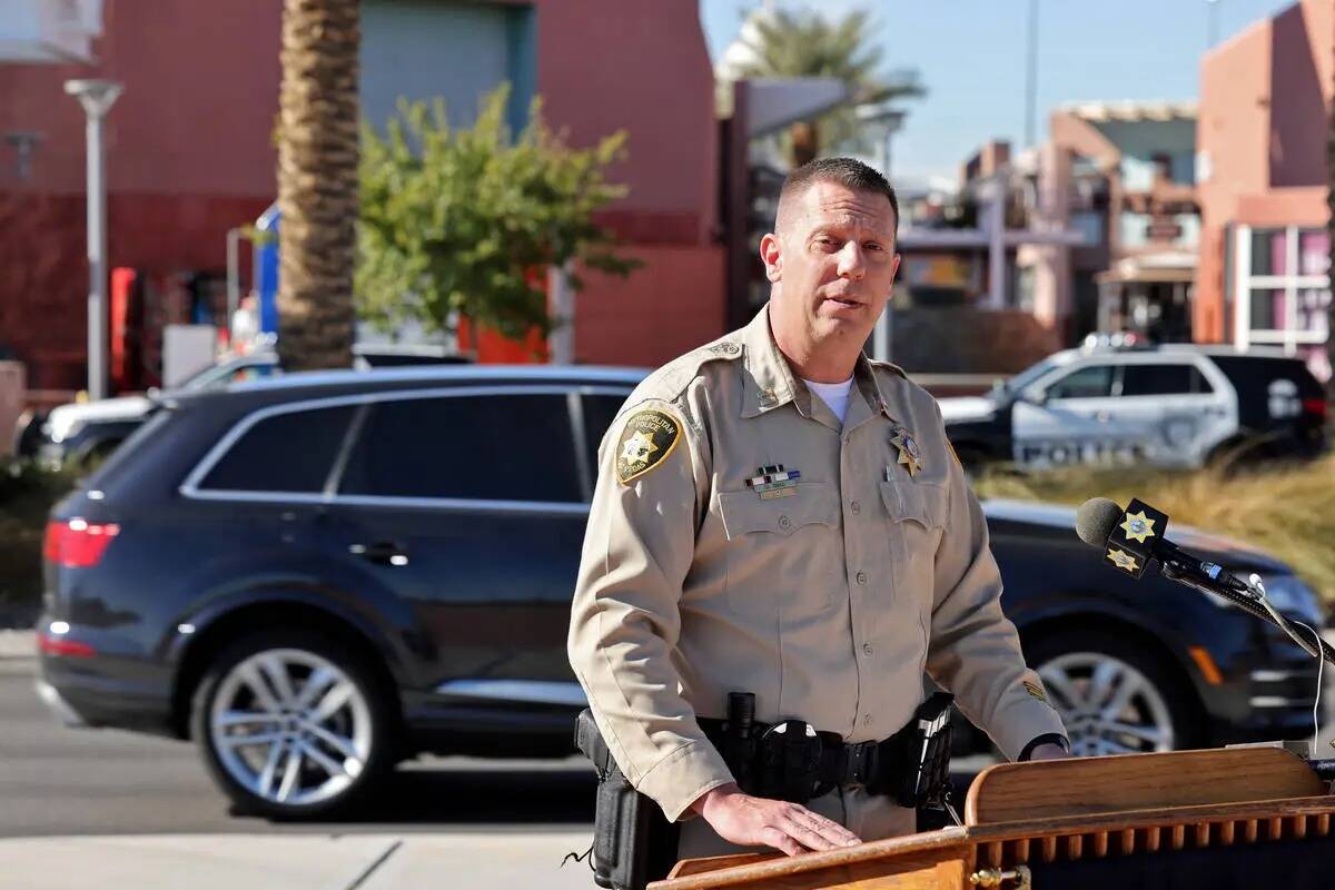 El capitán de la policía de Las Vegas, David Sims, habla sobre la seguridad en las compras de ...