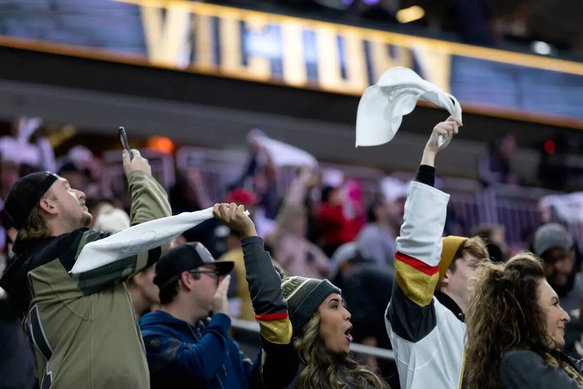 Los fans de los Golden Knights animan a su equipo tras ganar un partido de hockey de la NHL con ...
