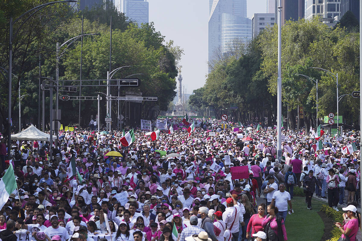 Organizaciones ciudadanas marchan en apoyo al Instituto Nacional de Elecciones de México mient ...