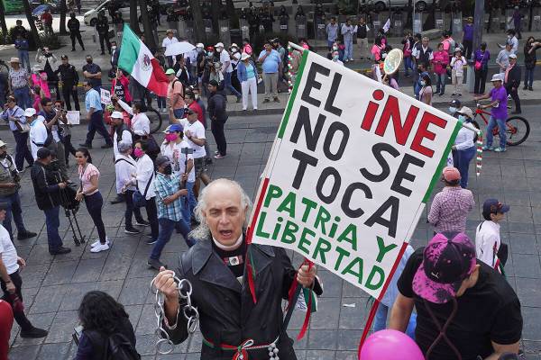 Organizaciones ciudadanas marchan en apoyo al Instituto Nacional de Elecciones de México mient ...
