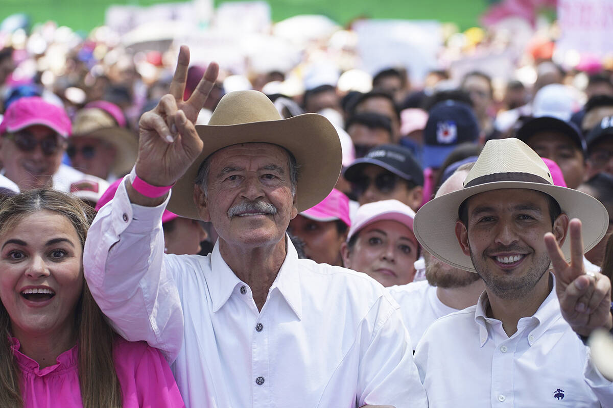 El expresidente mexicano Vicente Fox marcha en apoyo al Instituto Nacional de Elecciones de Mé ...