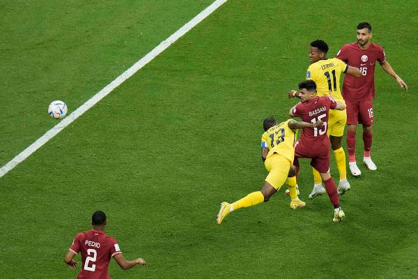 Enner Valencia, de Ecuador, colero central, anota el segundo gol de su equipo durante el partid ...