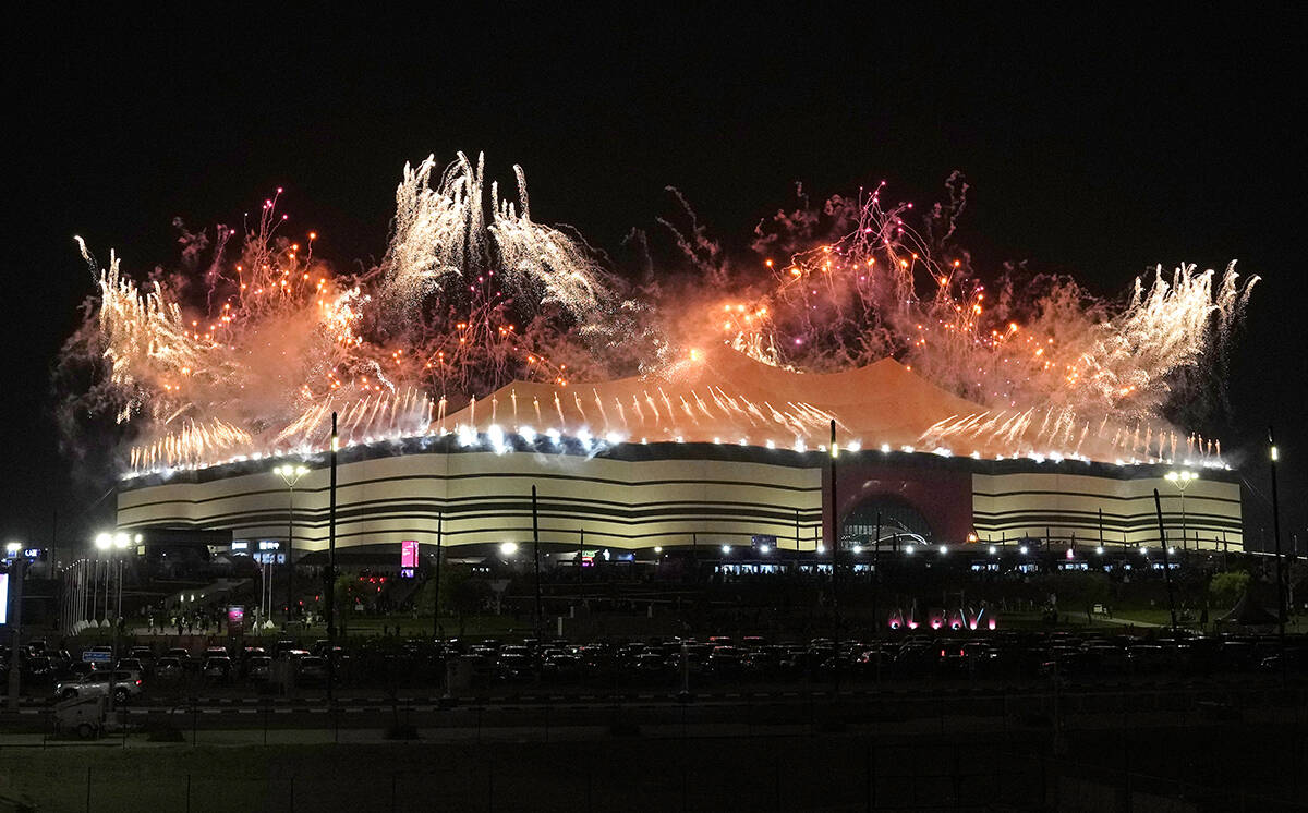 Fuegos artificiales explotan sobre el estadio Al Bayt antes del inicio de la Copa del Mundo, qu ...