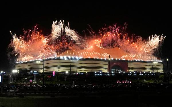 Fuegos artificiales explotan sobre el estadio Al Bayt antes del inicio de la Copa del Mundo, qu ...