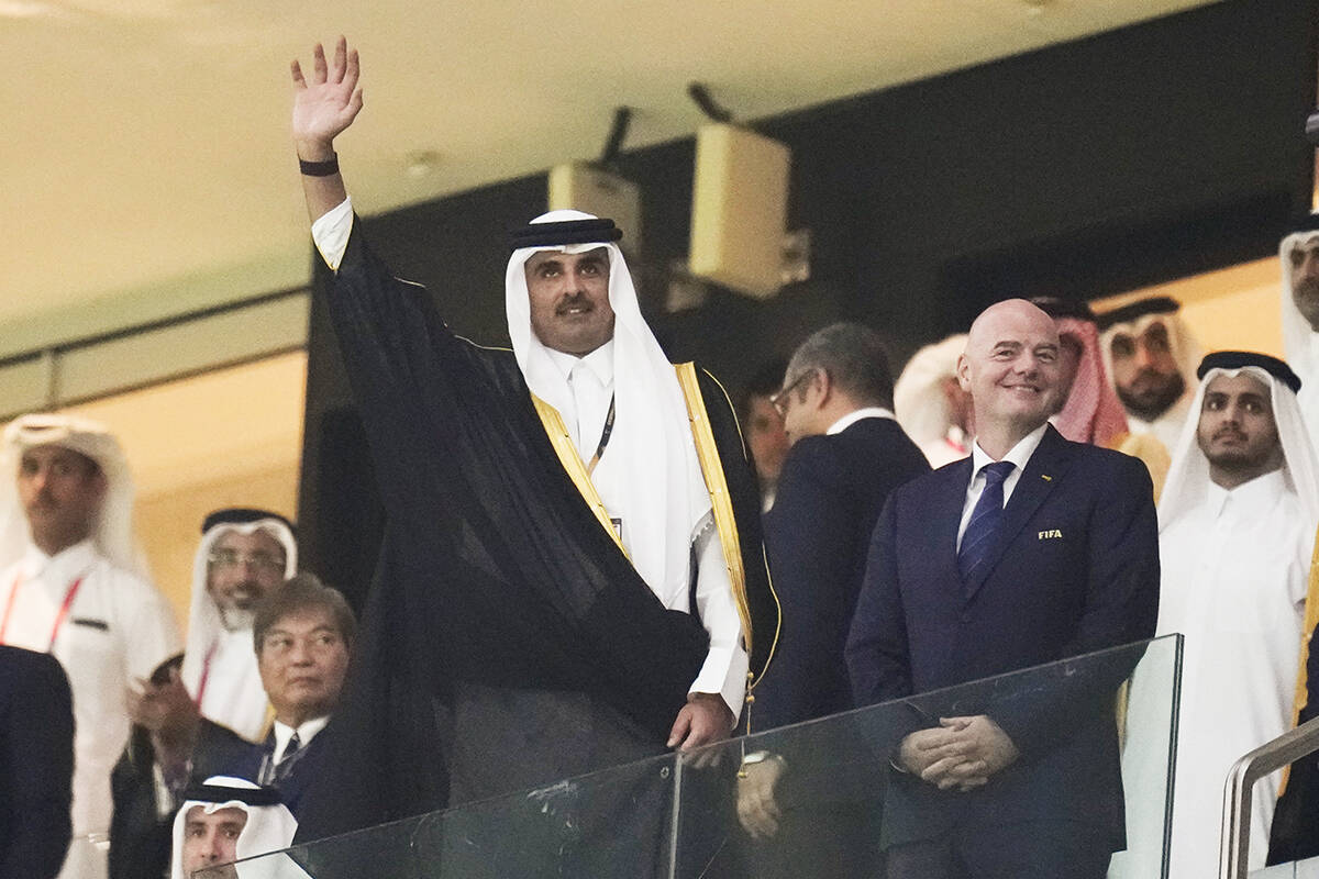 Sheikh Tamim bin Hamad Al Thani saluda al público, junto al presidente de la FIFA, Gianni Infa ...