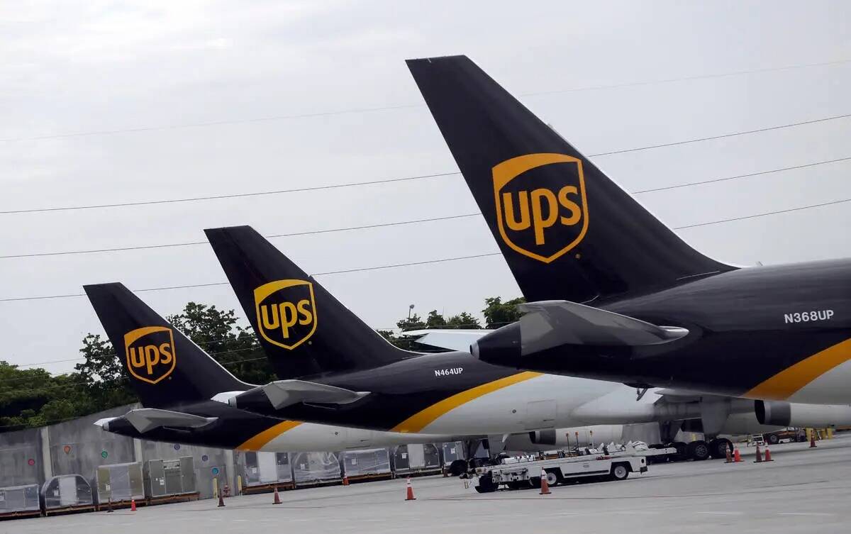 En esta foto de archivo del 27 de julio de 2020, se muestran las colas de tres aviones de UPS e ...