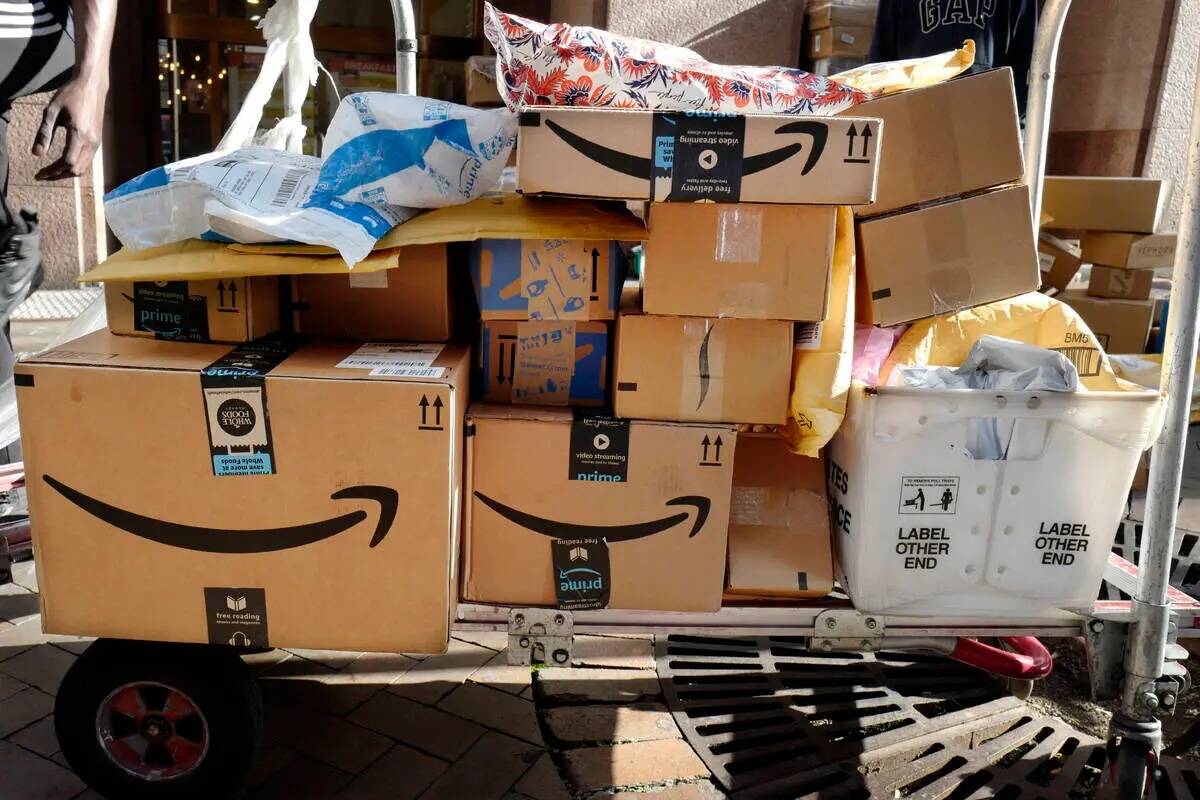 En esta foto de archivo del 10 de octubre de 2018, las cajas de Amazon Prime se cargan en un ca ...
