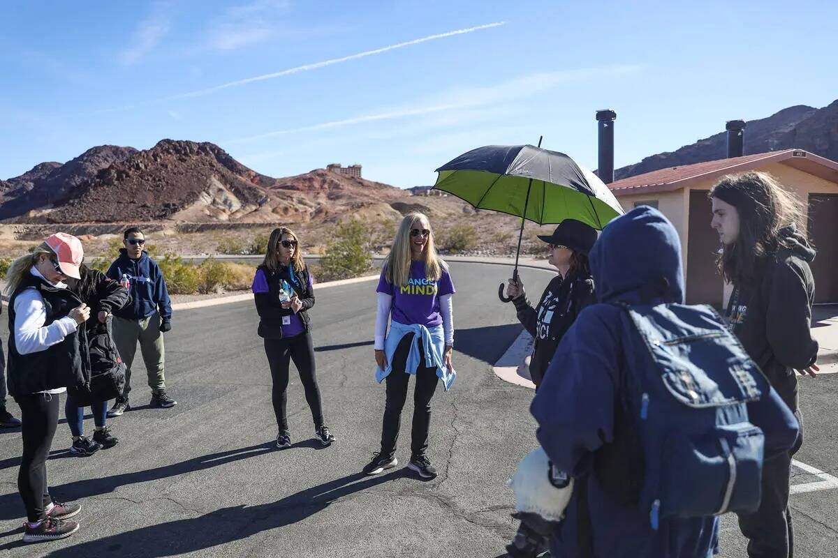 Emilia Gross, maestra de Nevada Connections Academy, en el centro, se dirige a los estudiantes ...