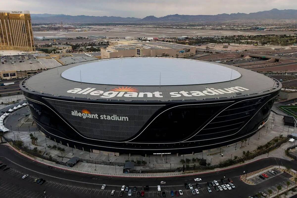 Vista aérea de Allegiant Stadium y del Strip de Las Vegas el martes 7 de diciembre de 2021. (M ...
