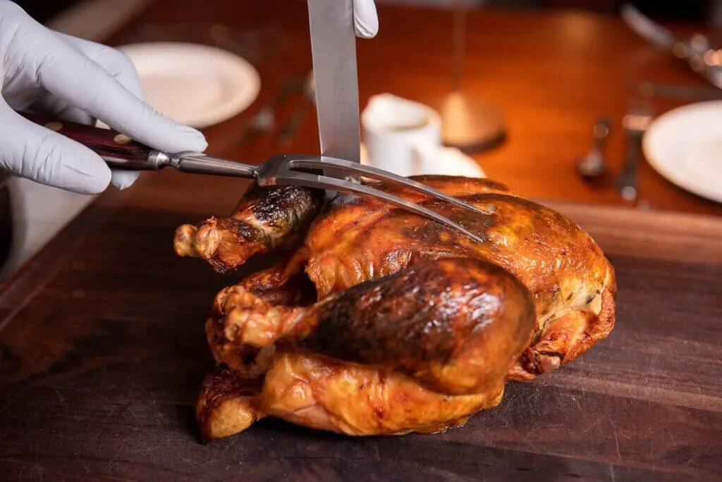 El pollo asado entero servido en The Bedford by Martha Stewart dentro de Paris Las Vegas el lun ...