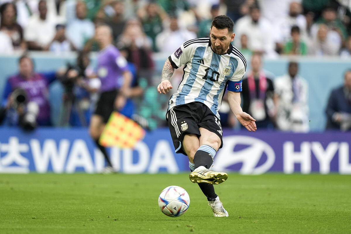 Lionel Messi de Argentina patea el balón durante el partido de fútbol del grupo C de la Copa ...