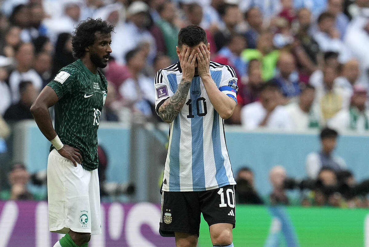 Lionel Messi de Argentina reacciona decepcionado durante el partido de fútbol del grupo C de l ...