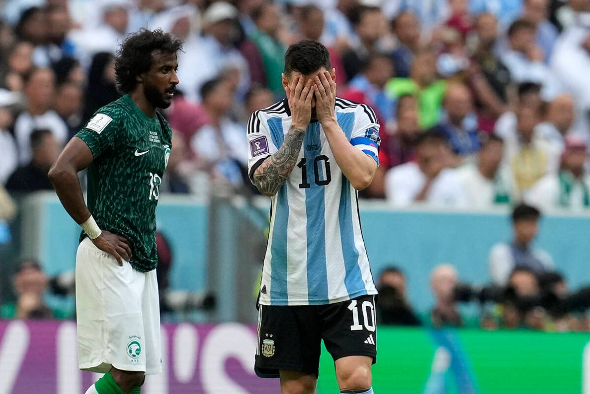 Lionel Messi de Argentina reacciona decepcionado durante el partido de fútbol del grupo C de l ...