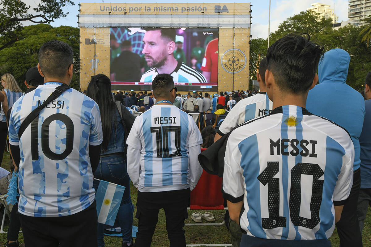 Aficionados argentinos con camisetas de Lionel Messi ven a su equipo perder ante Arabia Saudita ...