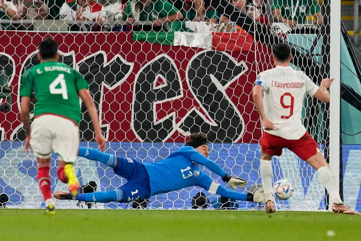 El arquero de México Guillermo Ochoa ataja el penal ejecutado por el polaco Robert Lewandowski ...