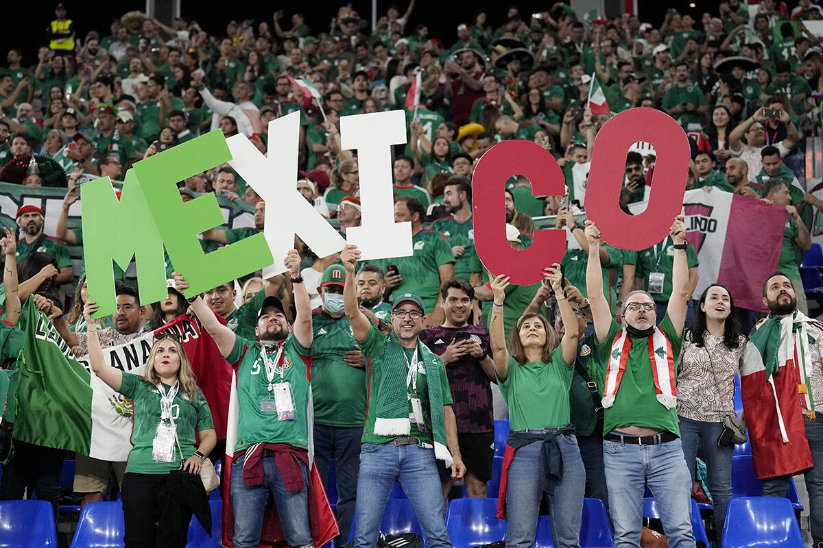 Aficionados de México animan durante un partido de fútbol del grupo C de la Copa Mundial cont ...