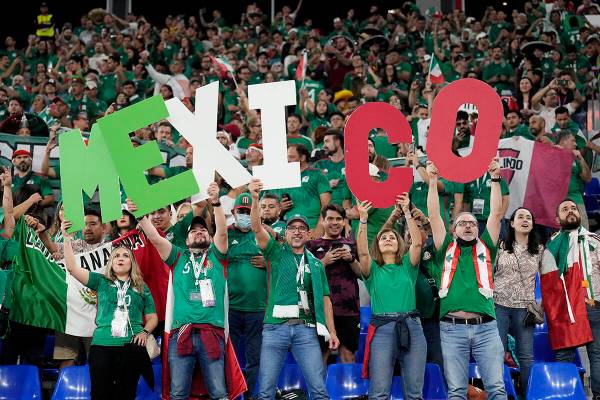 Aficionados de México animan durante un partido de fútbol del grupo C de la Copa Mundial cont ...