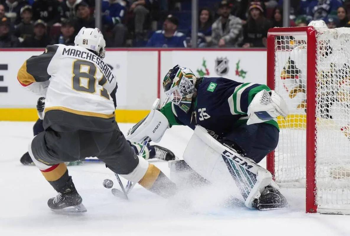 El portero de los Vancouver Canucks, Thatcher Demko, a la derecha, detiene a Jonathan Marchessa ...