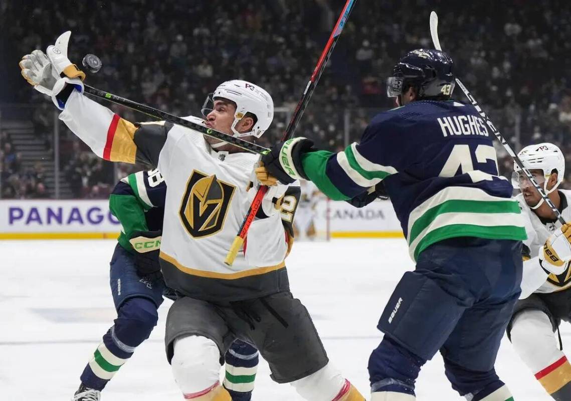 William Carrier, de Vegas Golden Knights, a la izquierda, y Quinn Hughes (43), de Vancouver Can ...