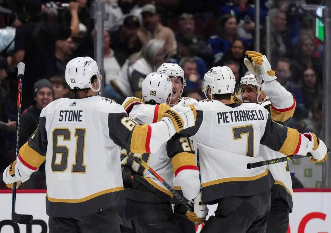 Mark Stone de Vegas Golden Knights, de izquierda a derecha, William Carrier, Jack Eichel, Alex ...