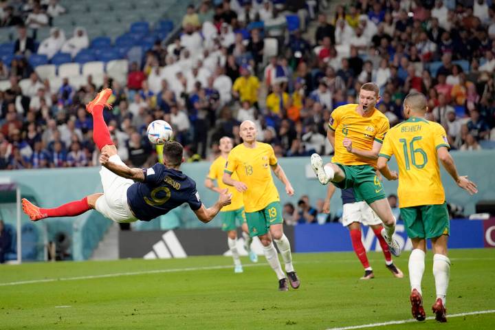 El francés Olivier Giroud, a la izquierda, intenta anotar con una patada desde arriba durante ...