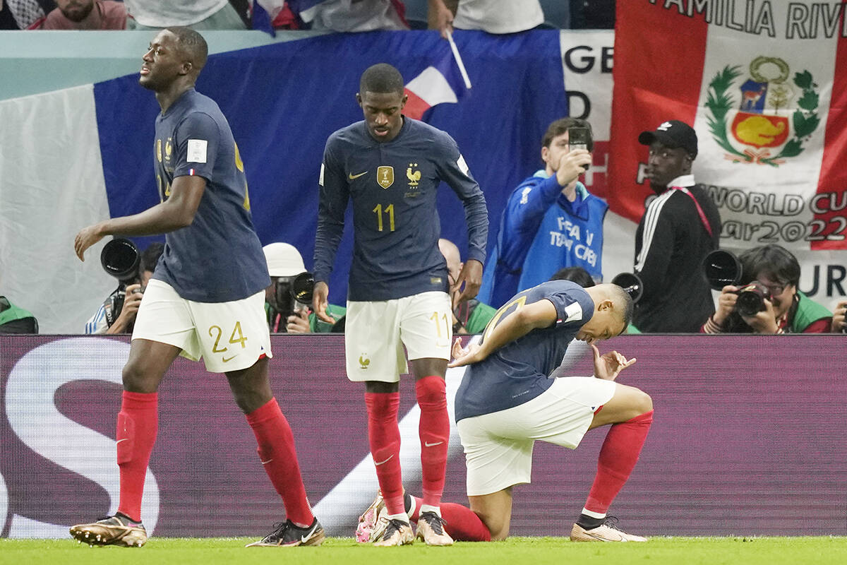 Kylian Mbappe de Francia se arrodilla después de anotar durante el partido de fútbol del grup ...