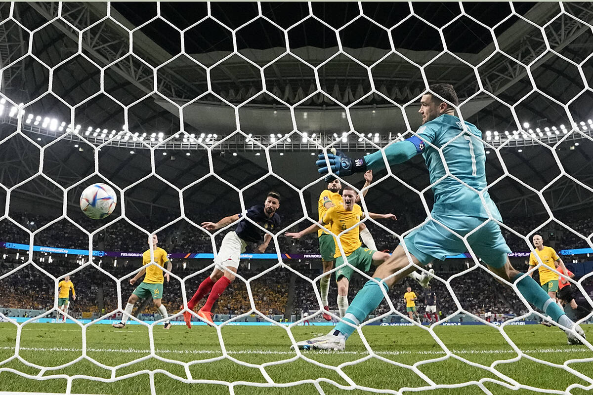 El francés Olivier Giroud anota el cuarto gol de su equipo durante el partido de fútbol del g ...